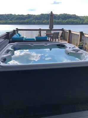 Bañera de hidromasaje al aire libre