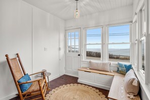 Smart TV - Charming waterfront 3-bedroom house on White Horse Beach (Plymouth)