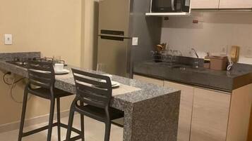 Apartamento, sacada, vista para a cidade | Cozinha privada