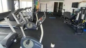 Une salle de sport équipée de tapis de course, de vélos d’appartement et d’appareils de musculation.