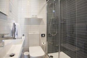 Suihku, hiustenkuivaaja, pyyhkeet