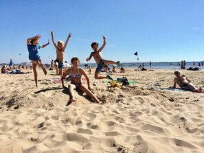 A sandy beach with people engaging in various activities. - Lakeside apartment with enclosed garden, dog allowed, electric charger (Hourtin)