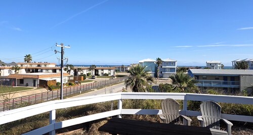 BSI111- Cozy Studio Sleeps 2, Pool, Walk to the Beach, Ocean Views, Dogs OK!