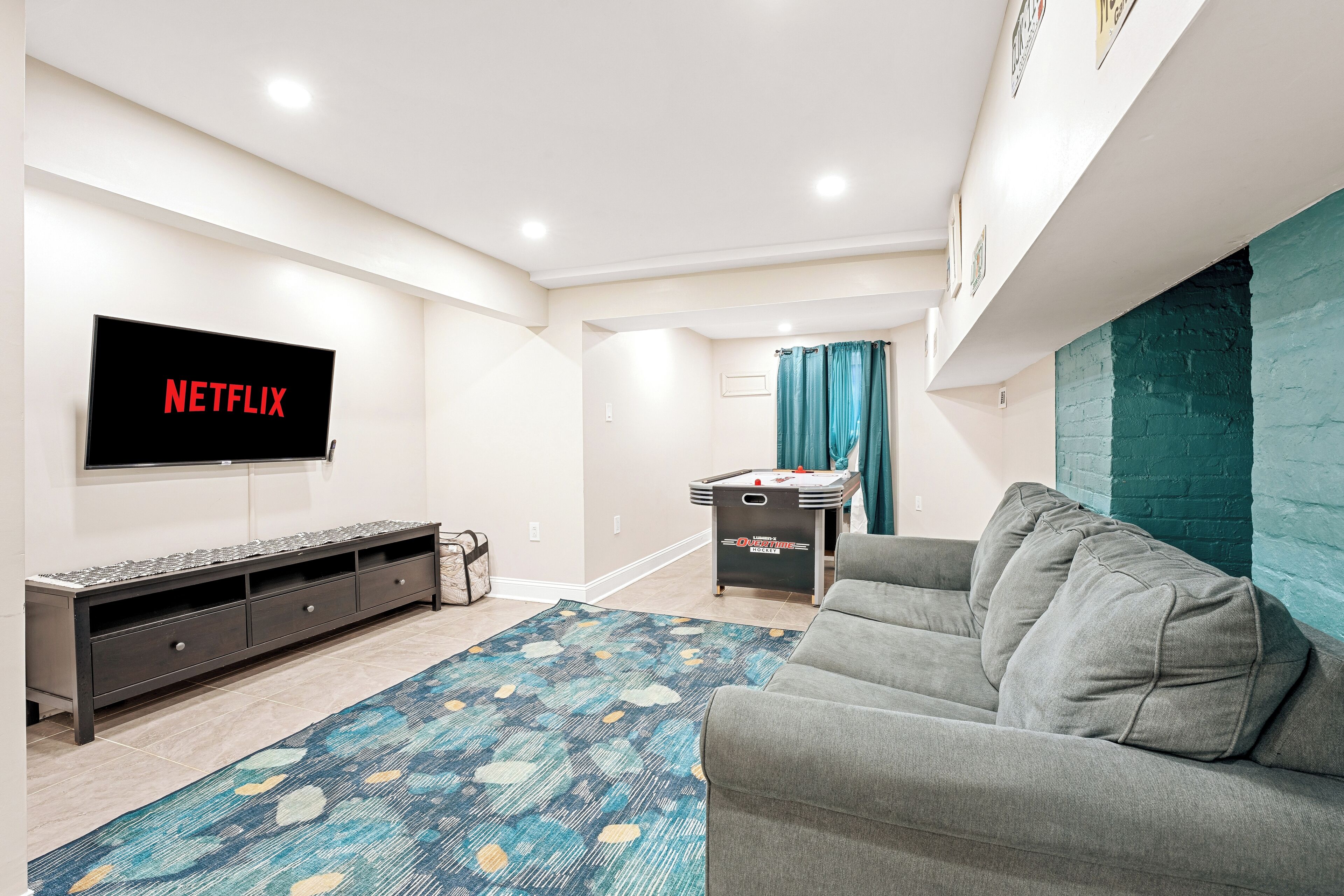 奢華單棟房屋 | 客廳 | 60 吋智能電視連有線電視頻道、壁爐、Netflix