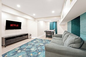 Living area - Tudor Lux (East Lansdowne)