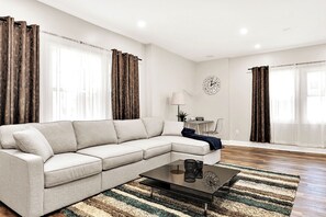Luxury House | Living area - Tudor Lux (East Lansdowne)