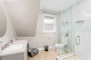 Luxury House | Bathroom - Tudor Lux (East Lansdowne)
