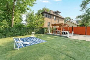 Outdoor dining - Tudor Lux (East Lansdowne)