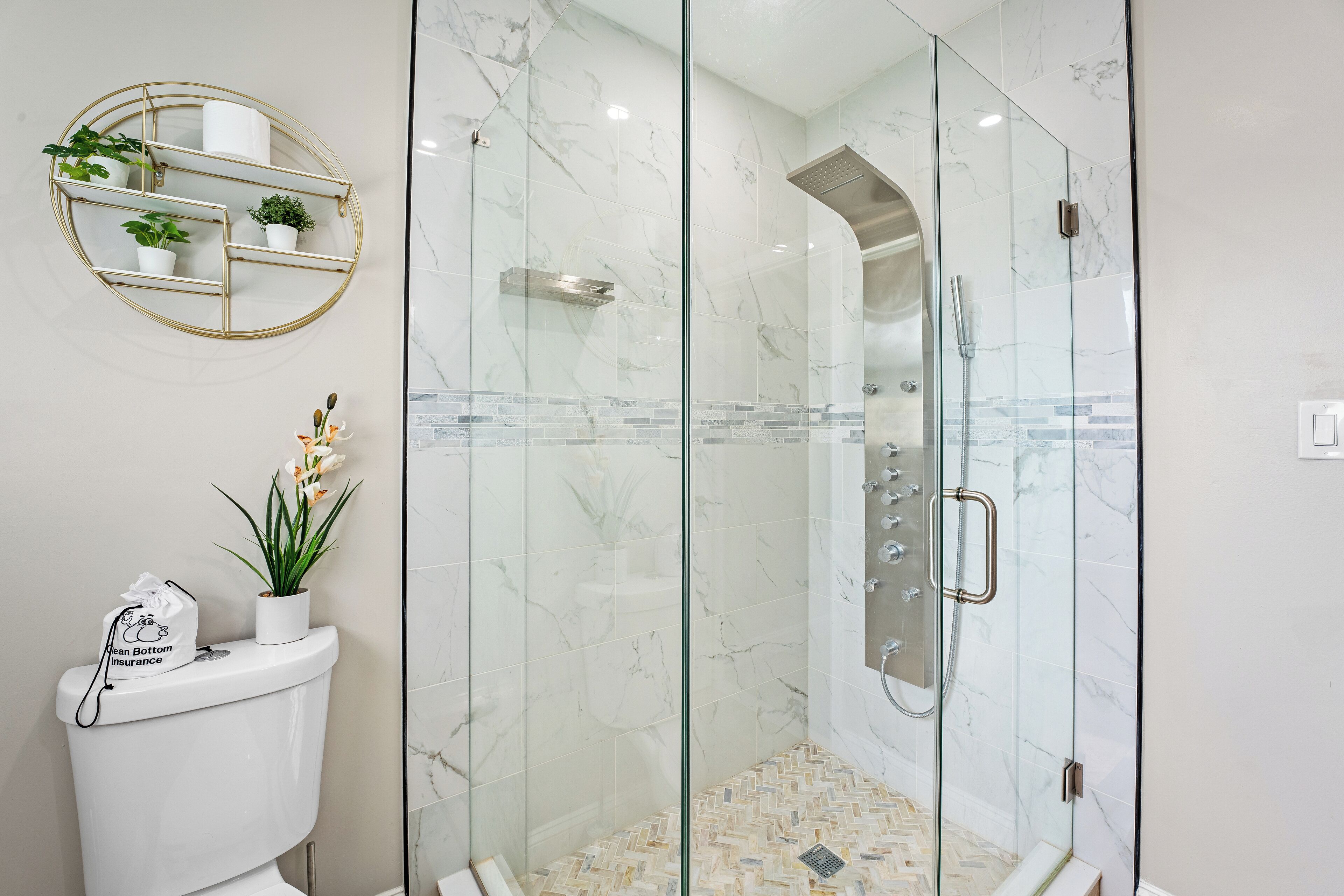 Casa de lujo | Baño | Artículos de higiene personal gratuitos, secador de pelo y toallas