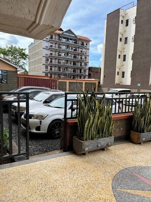 Property grounds - Cozy & Stylish one bedroom with a balcony (Ruiru)