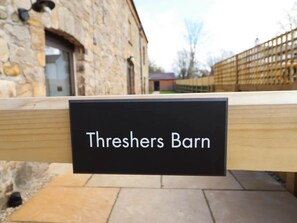 Sign - Threshers Barn PG farm (Weston Rhyn)