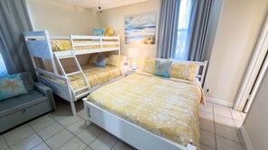 2 bedrooms, WiFi, bed sheets - NEW! Direct Bayfront Sunsets - Boat Docks - Pool - Fish (South Padre Island)