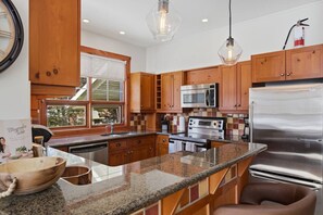 Fridge, microwave, oven, stovetop - Ski Escape 3BDR Fireplace Pool/Spa Tremblant (Mont-Tremblant)