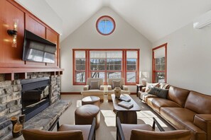 Smart TV, fireplace - Ski Escape 3BDR Fireplace Pool/Spa Tremblant (Mont-Tremblant)