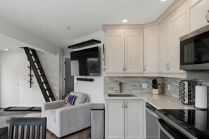 Fridge, microwave, oven, stovetop - Mountain Tremblant Ski-In/Ski-Out Condo (Mont-Tremblant)