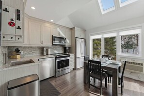 Fridge, microwave, oven, stovetop - Mountain Tremblant Ski-In/Ski-Out Condo (Mont-Tremblant)