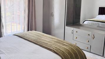 3 bedrooms, iron/ironing board, internet, bed sheets