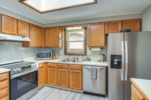 Fridge, microwave, oven, stovetop - Buena Vista Retreat - Close to MTB and River Walk (Buena Vista)