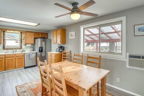 Dining - Buena Vista Retreat - Close to MTB and River Walk (Buena Vista)