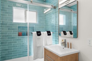 Hair dryer, towels, soap, shampoo - Pacific Tides 1 - Cozy Studio in Pacific Beach with Refreshing AC and Parking (San Diego)