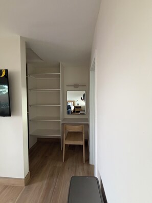 Interior - Pacific Tides 1 - Cozy Studio in Pacific Beach with Refreshing AC and Parking (San Diego)