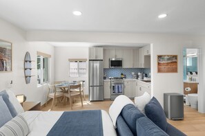 1 bedroom, desk, iron/ironing board, travel cot - Pacific Tides 1 - Cozy Studio in Pacific Beach with Refreshing AC and Parking (San Diego)