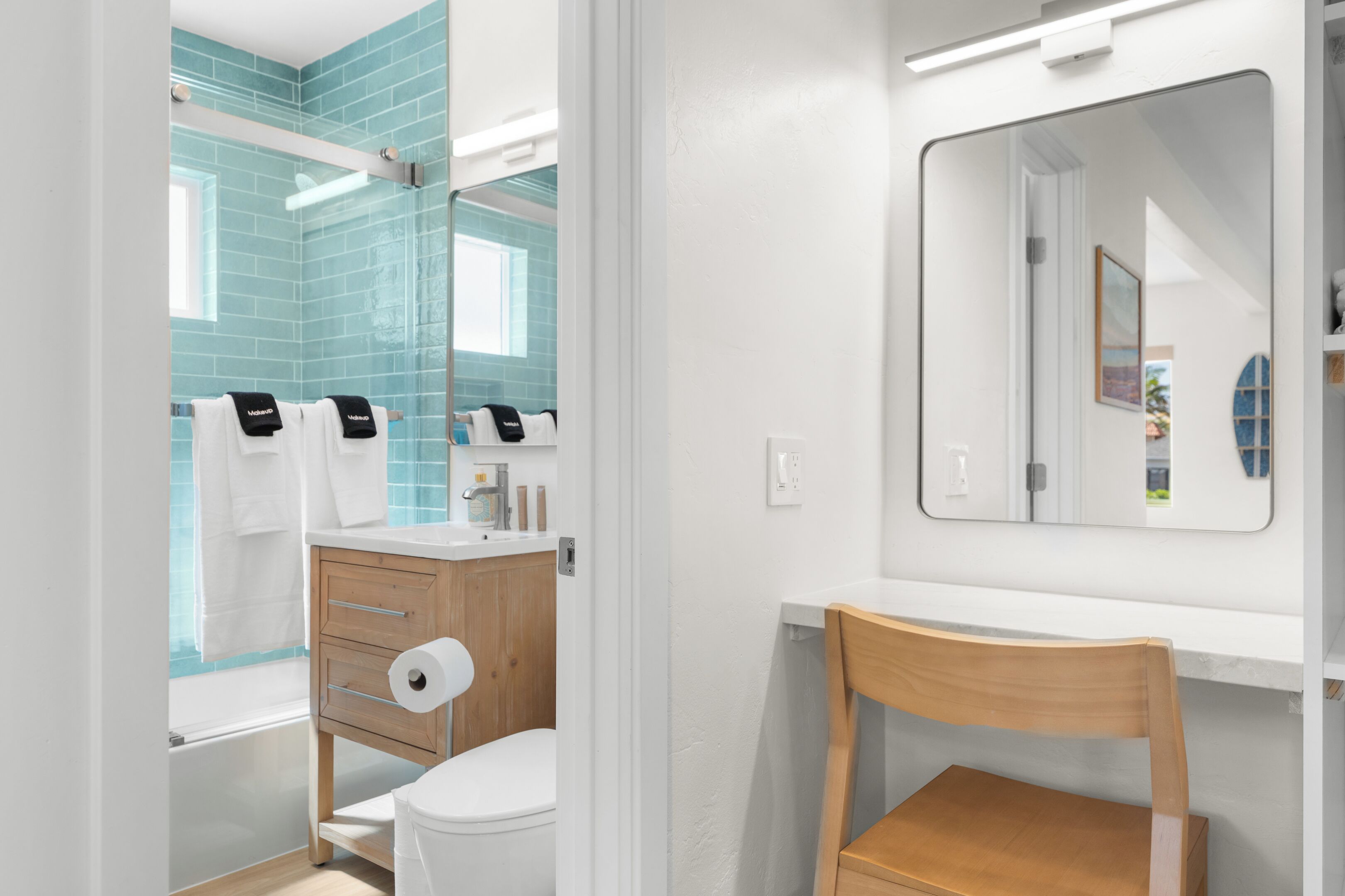 Ein modernes Badezimmer mit Dusche, Toilette, Waschtisch und Spiegel.