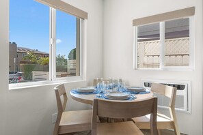 Dining - Pacific Tides 1 - Cozy Studio in Pacific Beach with Refreshing AC and Parking (San Diego)