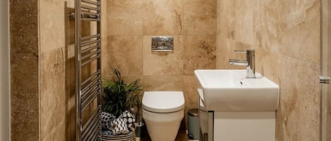 SĂšche-cheveux, serviettes fournies, savon, papier toilette