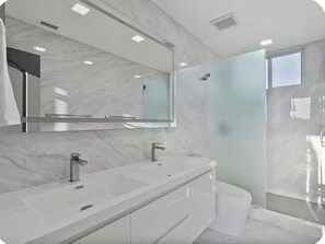 Een douche, een bubbelbad, een haardroger, een bidet