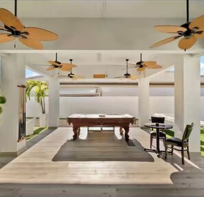 Outdoor dining - Las Palmas (Miami)