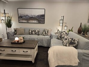 House, 2 Bedrooms | Living room - Comfortable City Home (Mississauga)