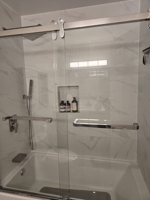 House, 2 Bedrooms | Bathroom - Comfortable City Home (Mississauga)