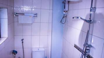 Deluxe Double or Twin Room, City View | Bathroom