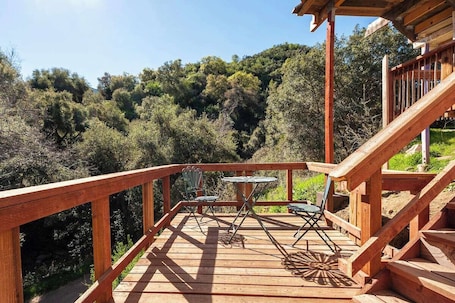 Speisen im Freien. Artistic Dragonfly House with deck + private creek and trails to explore!