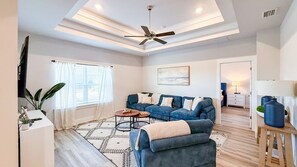 TV, books, offices - Ocean & Pine | Golf Cart + Pools| Beach & Baby Gear (Port St. Joe)