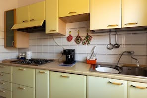 Réfrigérateur, four à micro-ondes, un four, surface de cuisson