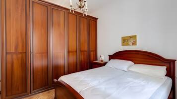 2 bedrooms, desk, WiFi