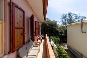 Property grounds - Holiday Home 'Villa Sa Mora' with Sea View, Shared Garden and Air Conditioning (Mandriola)