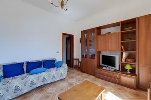 Living area - Holiday Home 'Villa Sa Mora' with Sea View, Shared Garden and Air Conditioning (Mandriola)