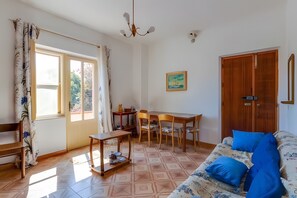 Living area - Holiday Home 'Villa Sa Mora' with Sea View, Shared Garden and Air Conditioning (Mandriola)