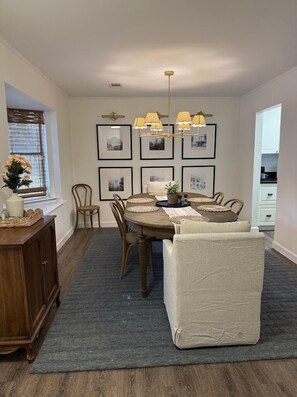 Dining - 2-BR, 2.5 bath Upscale Auburn townhome: TWO KING beds + Under 1 mile to Toomer's (Auburn)