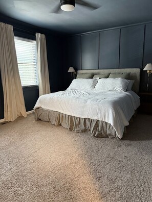 2 bedrooms, WiFi, bed sheets - 2-BR, 2.5 bath Upscale Auburn townhome: TWO KING beds + Under 1 mile to Toomer's (Auburn)