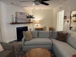 Living area - 2-BR, 2.5 bath Upscale Auburn townhome: TWO KING beds + Under 1 mile to Toomer's (Auburn)