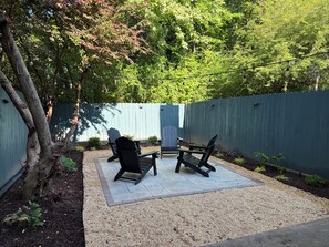 Terrace/patio - 2-BR, 2.5 bath Upscale Auburn townhome: TWO KING beds + Under 1 mile to Toomer's (Auburn)