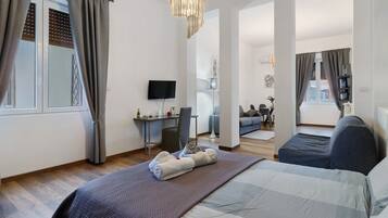 1 habitación, tabla de planchar con plancha y ropa de cama