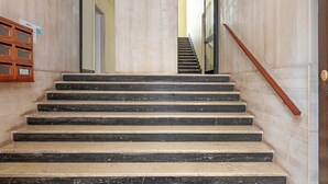 A staircase with marble steps and a wooden handrail, leading to a door at the top. - Apartment 'Home Experience - Perla Grigia' with Air Conditioning (Bari)