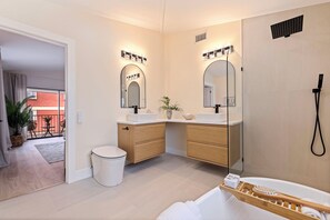 Hair dryer, towels, soap, toilet paper - Sand just steps away, Barefoot to the Beach (Redington Shores)