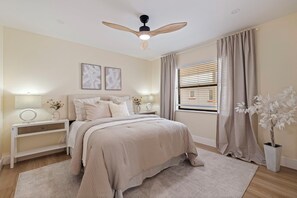 4 bedrooms, iron/ironing board, WiFi, bed sheets - Sand just steps away, Barefoot to the Beach (Redington Shores)