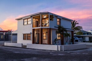 Exterior - Sand just steps away, Barefoot to the Beach (Redington Shores)